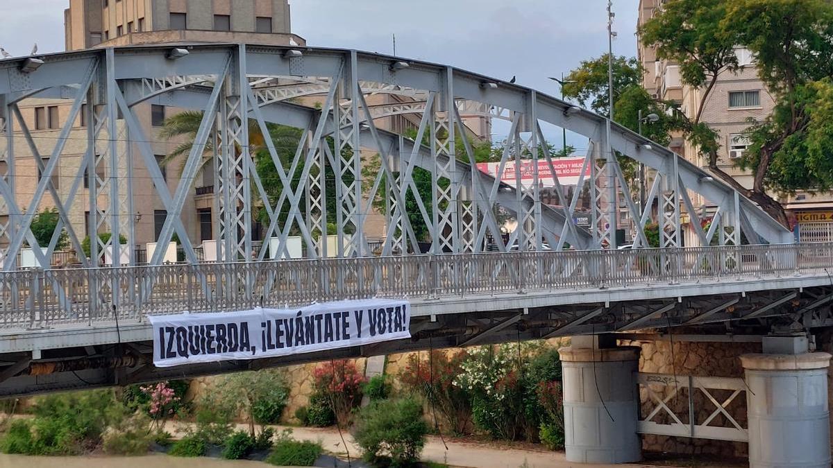 El cartel, en el Puente de Hierro esta mañana