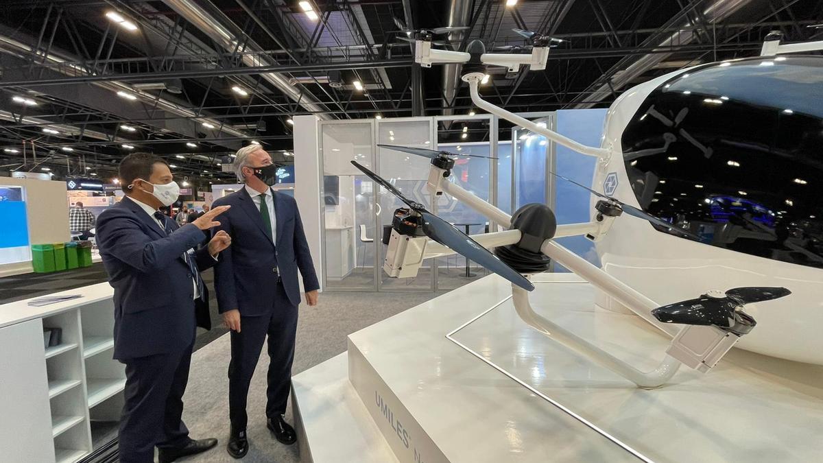 Azcón, a la derecha, en la feria Expodrónica de Madrid, el congreso más importante de Europa en materia de drones y movilidad aérea urbana.