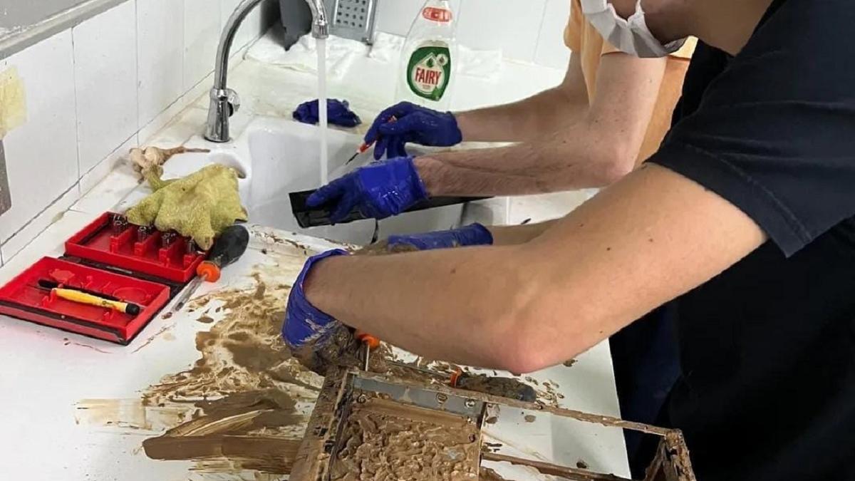 Los estudiantes, en pleno proceso de reparación de un dispositivo.