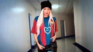 Karol G, la cantante colombiana, con la camiseta del Barça que se lucirá en el clásico con el Madrid.