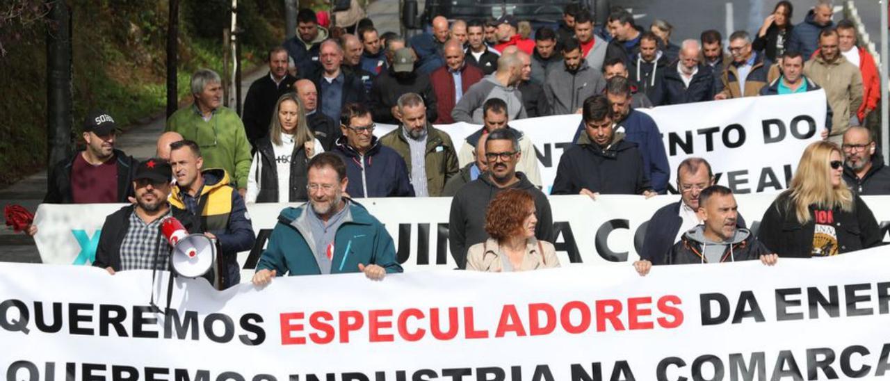 Protesta de trabajadores de Xeal, ayer en Santiago.   | // XOÁN ÁLVAREZ