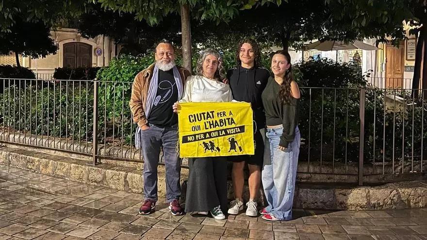 Rosa Deyà(2. v.l.) und ihre Familie müssen nach 18 Jahren ihr Zuhause verlassen. Ihre beiden Kinder wurden in dem Viertel geboren und sind dort aufgewachsen.