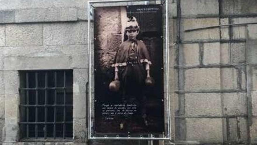 Carteles colocados en edificios de Xinzo. // FdV