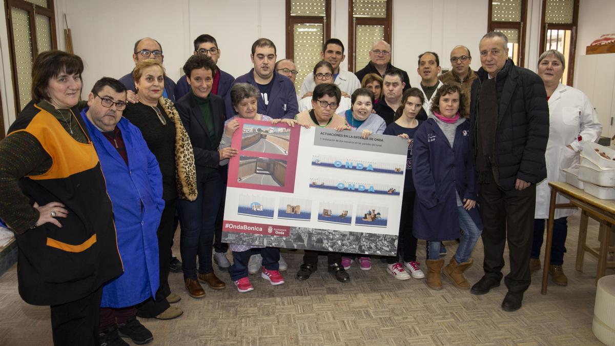 Presentación del mosaico cerámico que embellecerá el túnel de entrada a Onda, con la presencia de la alcaldesa, Carmina Ballester, el presidente de Grupo Pamesa, Fernando Roig, y los alumnos de El Molí, entre otros, en enero del 2020, antes de la pandemia.