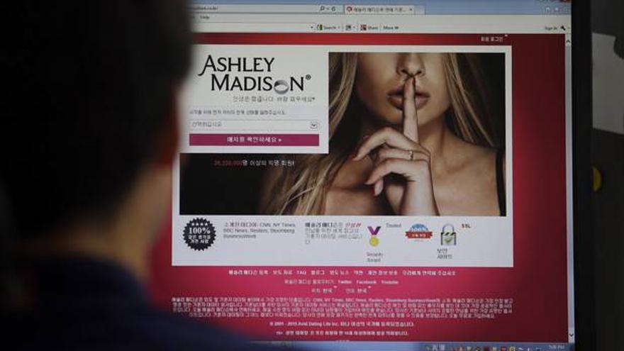 Dimite el fundador de Ashley Madison, la web  de citas pirateada