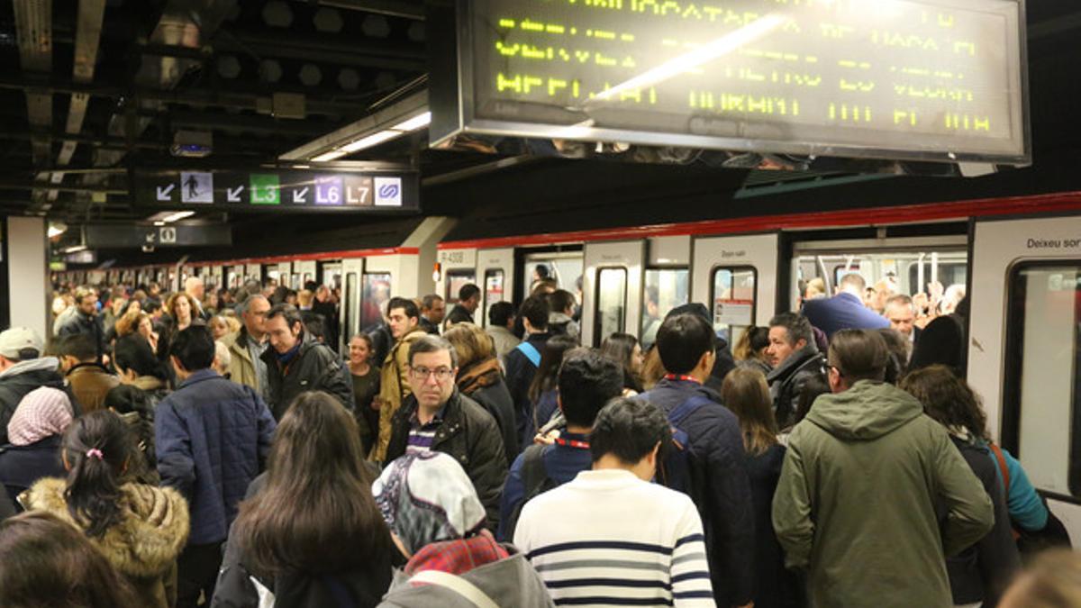 Andenes abarrotados en la línea 1 del metro, en plaza de Catalunya.