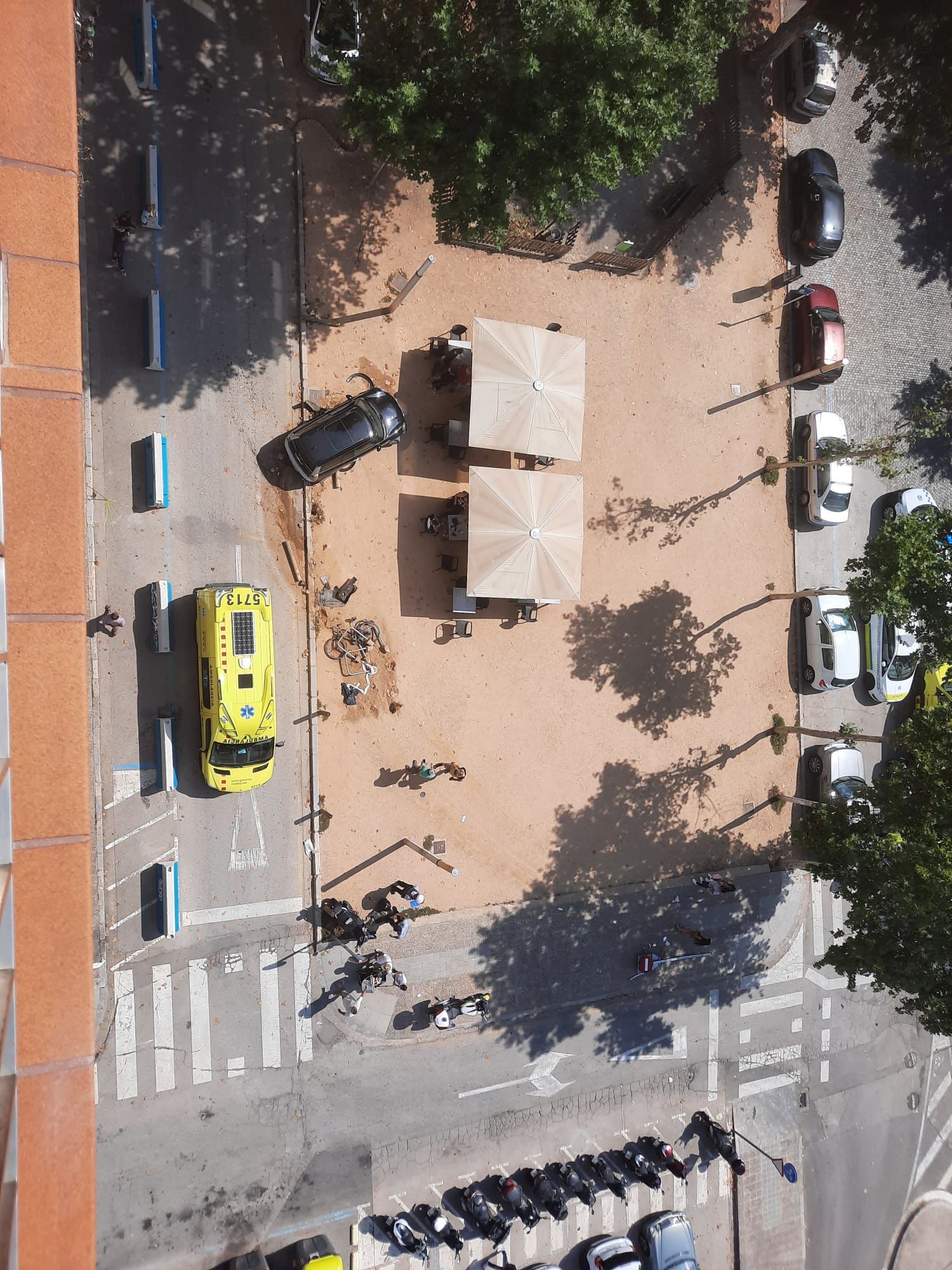 Un cotxe irromp en contra direcció a la plaça Poeta Marquina de Girona i deixa dos ferits