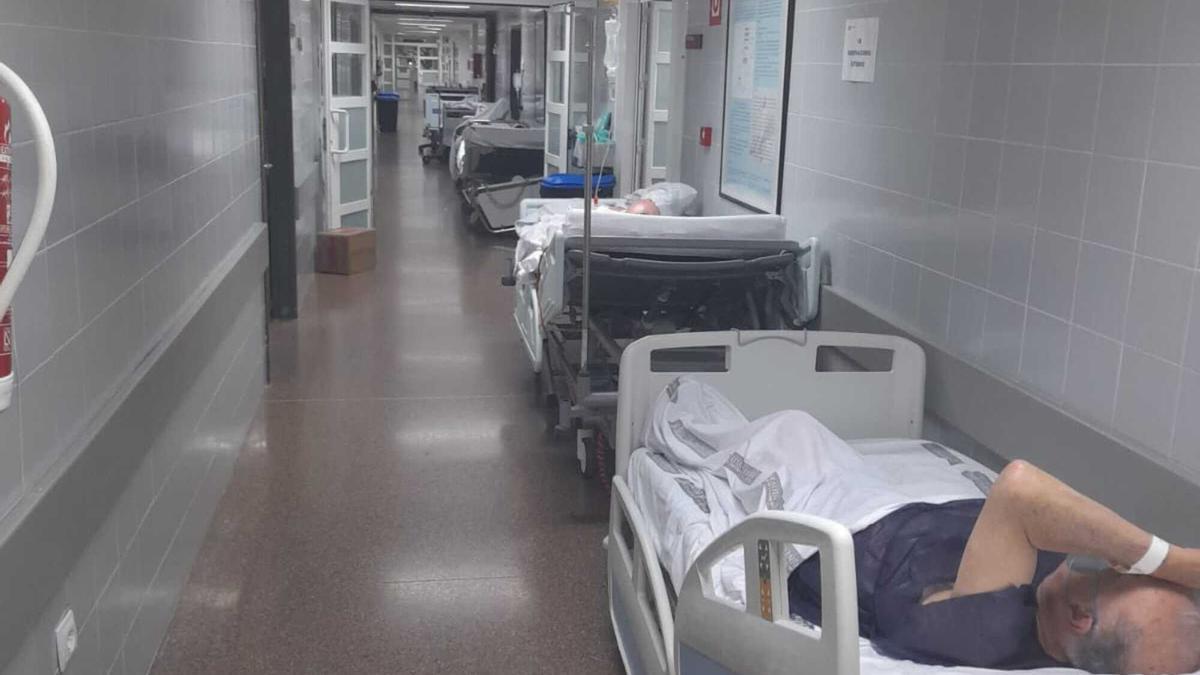 Una imagen de pacientes en los pasillos de Urgencias del Hospital de la Ribera de las últimas semanas.