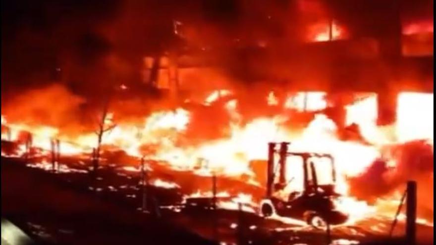 Vídeo | Incendi en una nau del polígon industrial de Calonge