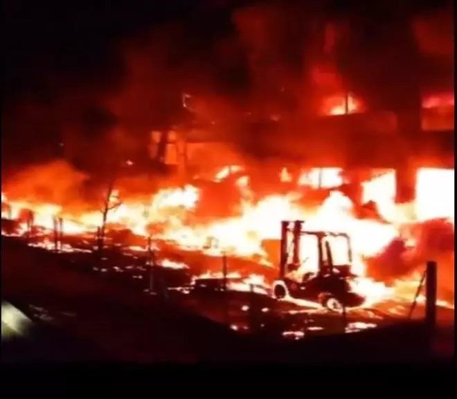 Vídeo | Incendi en una nau del polígon industrial de Calonge