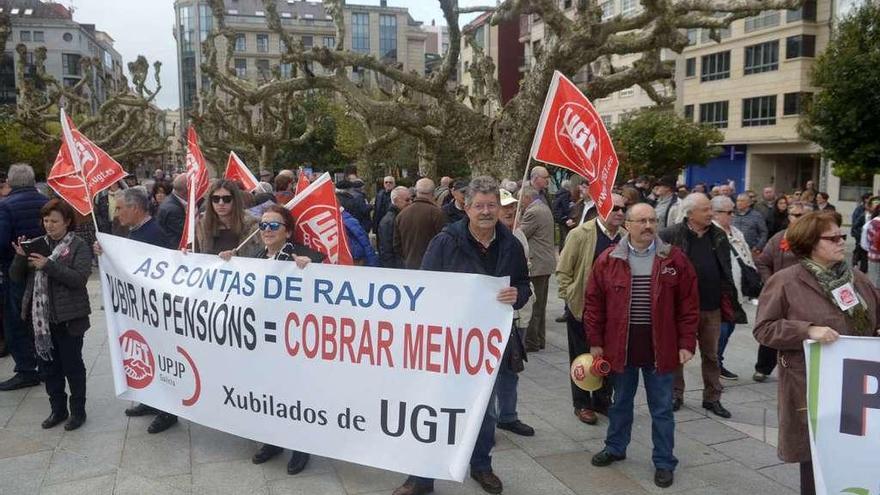 Una de las pancartas de los concentrados en la Plaza de Ravella convocados por CC OO y UGT.// Noé Parga