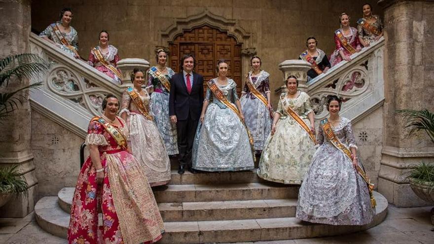 Izquierdo con las falleras, en la diputación