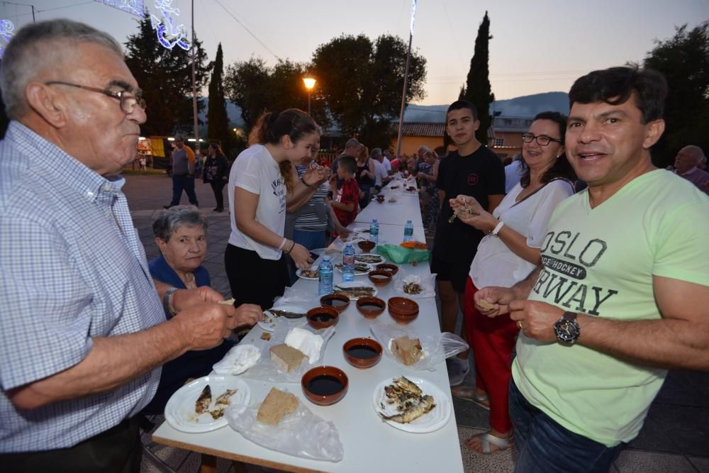 Cientos de personas de toda la comarca acudieron al recinto de A Reiboa para celebran San Xoán entre sardinas, atracciones y fuego.