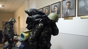Manifestants abandonen el Ministeri d’Agricultura a Kíev.