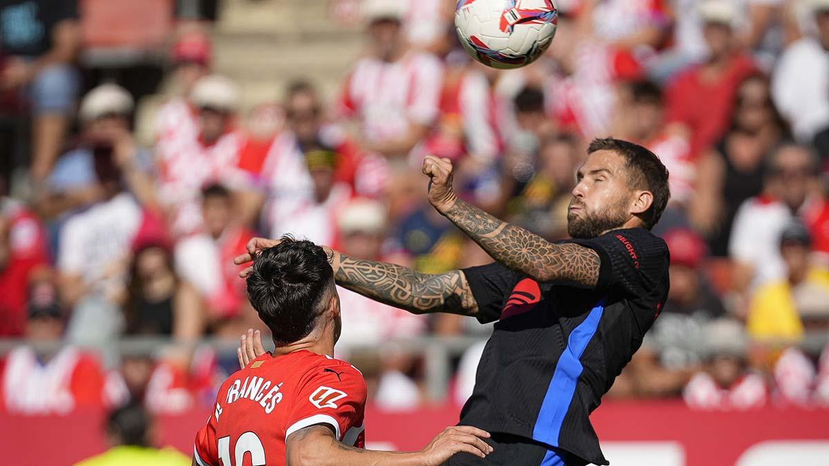 Iñigo Martínez disputa un balón ante el defensa del Girona Alejandro Francés