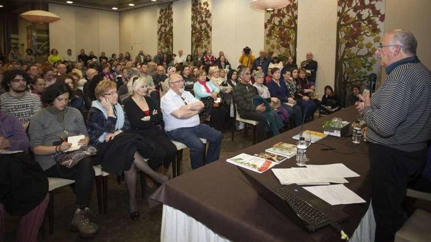 El gurú de la medicina alternativa llena en Langreo