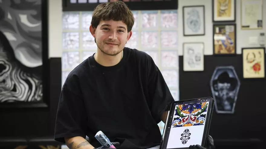 Gonzálo Fernández se inspira en los azulejos del Cabanyal para diseñar tatuajes.
