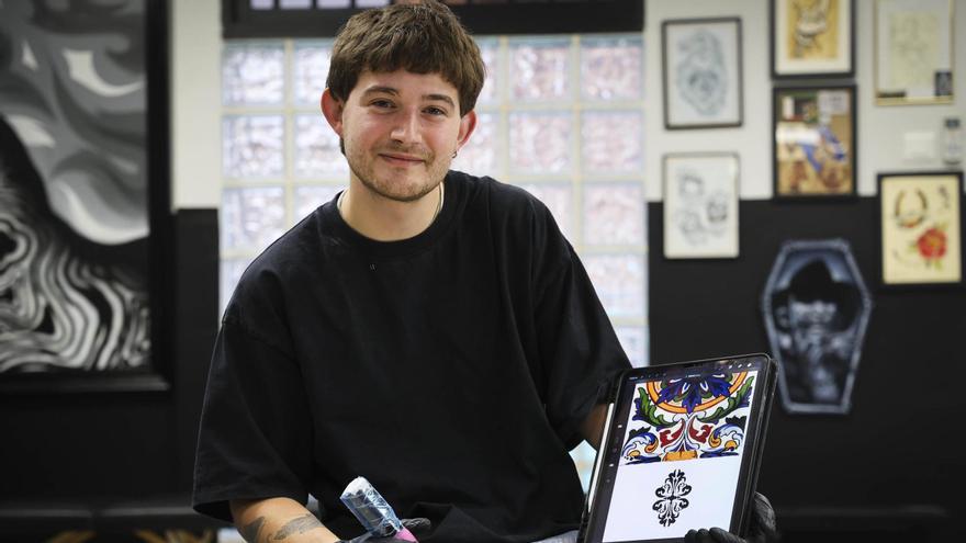 Gonzálo Fernández se inspira en los azulejos del Cabanyal para diseñar tatuajes.