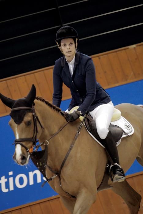 La amazona griega Athina Onassis montando a Casquell durante el Concurso de Saltos Internacional de A Coruña que se celebra en el recinto hípico de Casas Novas.