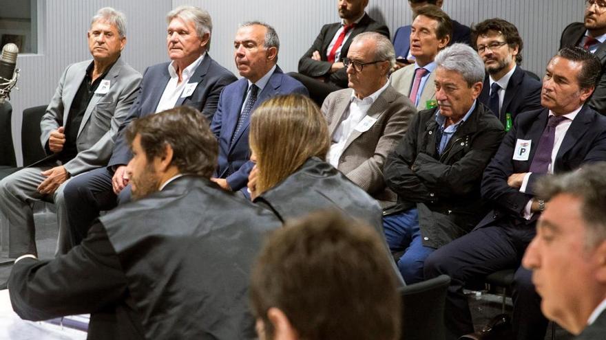 Los acusados en la sala de la Audiencia Nacional donde estaba prevista la celebración del juicio.