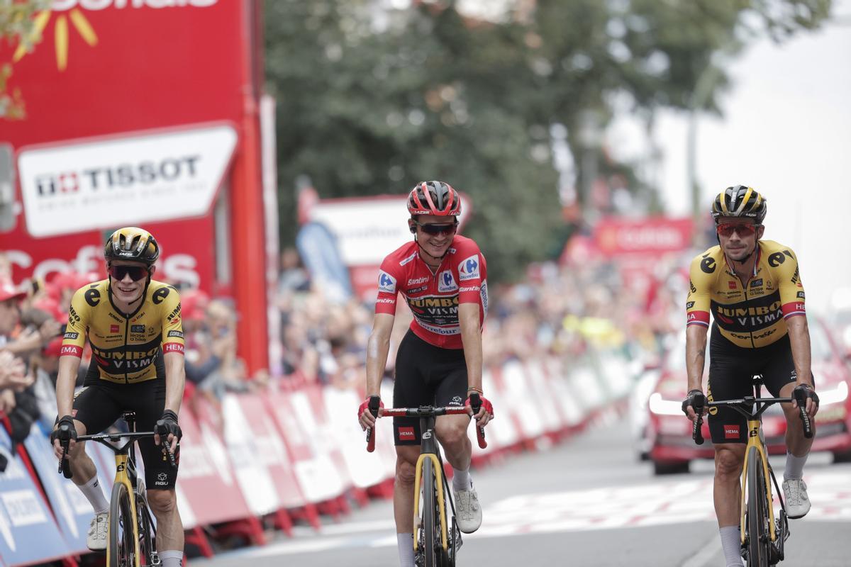 GUADARRAMA, 16/09/2023.- El líder de la general Sepp Kuss (c) con el maillot rojo, acompañado de sus compañeros de equipo  jonas Vingegaard (I), segundo de la general, y  Primoz Roglic (d), tercero de la general, a su entrada a la meta de la 20ª etapa de La Vuelta Ciclista a España disputada entre las localidades madrileñas de Manzanares El Real y Guadarrama, de 208 km, este sábado. EFE/Manu Bruque