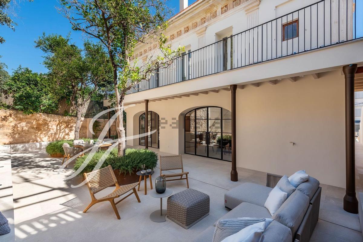 Terraza con jardín de la vivienda de El Terreno, en Palma.