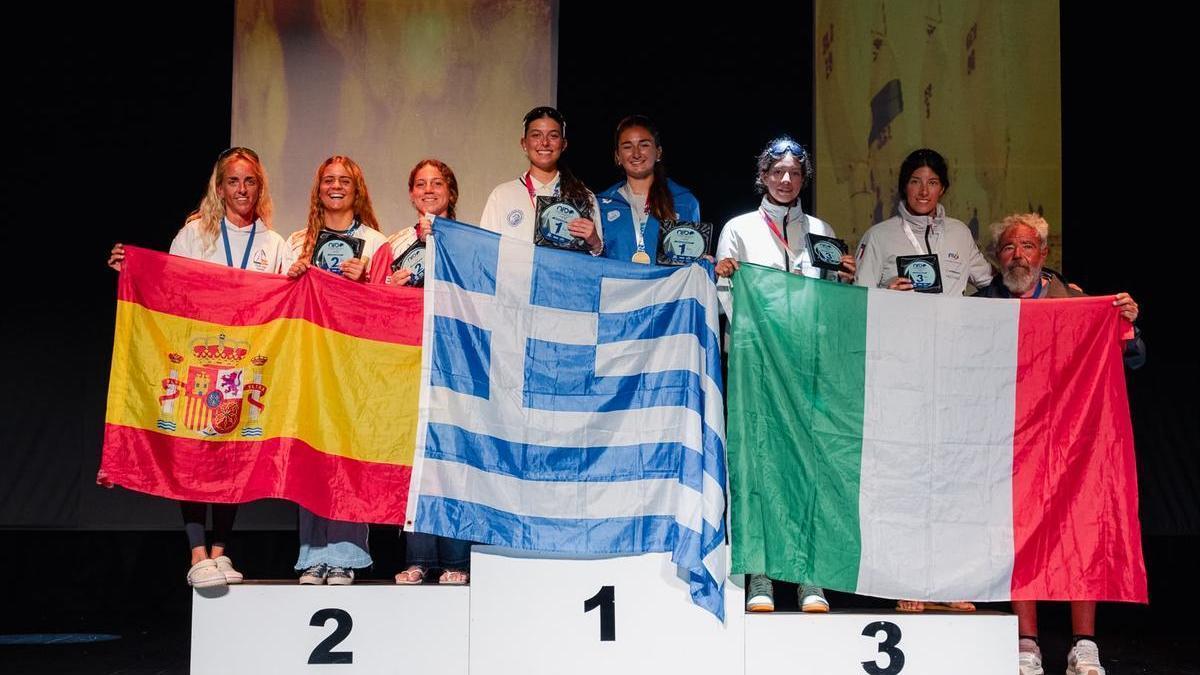 Las mallorquinas Laia Mattos y Amalia Coll, en el segundo lugar del podio