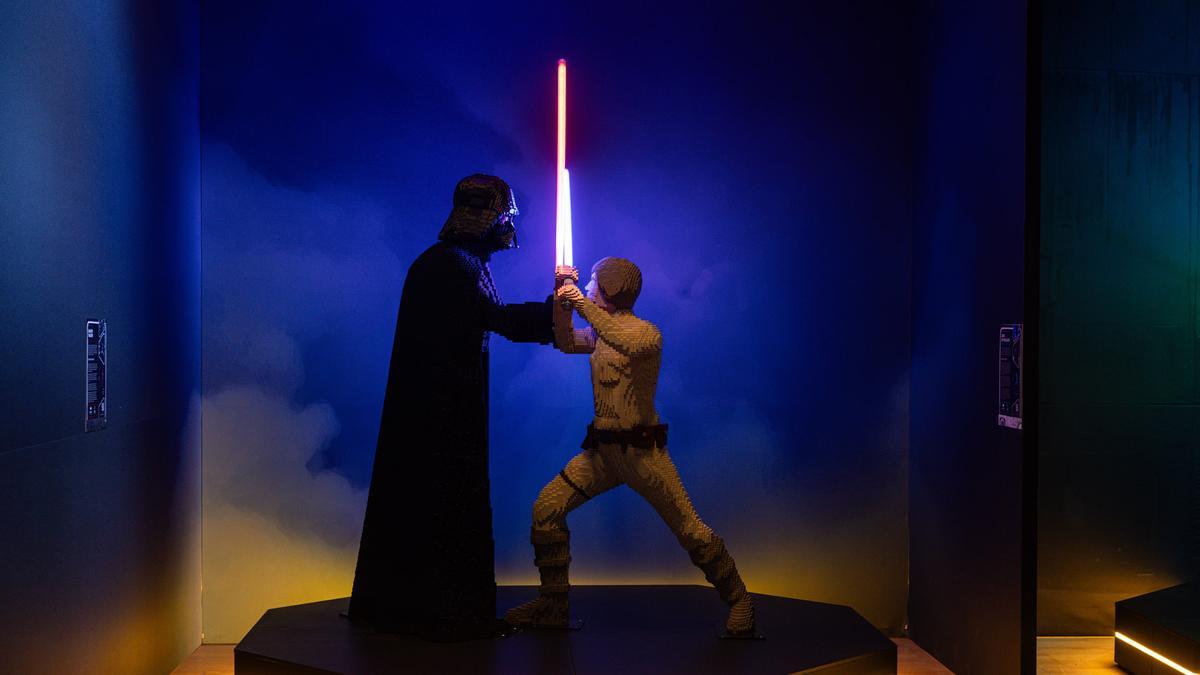 Batallas icónicas con sables de luz en la Exposición Lego Star Wars en el Museo de Melbourne con más de 8 millones de ladrillos LEGO Batallas icónicas con sables de luz en la Exposición Lego Star Wars en el Museo de Melbourne con más de 8 millones de ladrillos LEGO