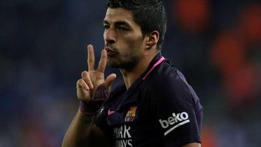 Suárez, tras marcar el primer gol del Barcelona. // Efe