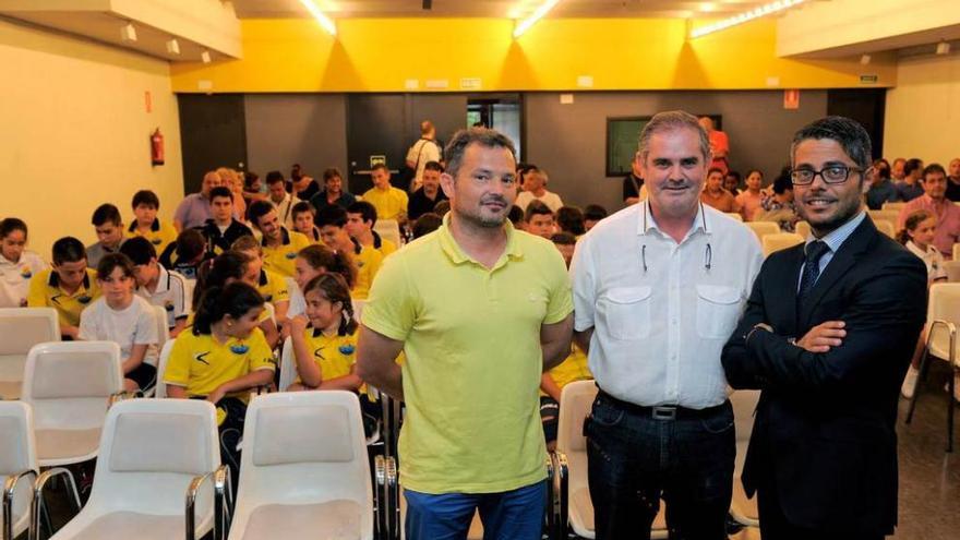 Por la izquierda, Javier Hurlé, José Antonio Núñez y Gerardo Antuña, antes de la presentación.