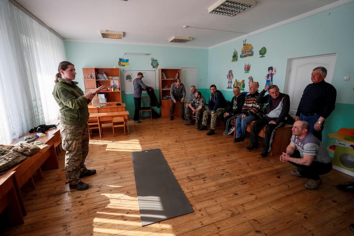 Un paramédico del ejército ucraniano imparte capacitación médica a los miembros de las Fuerzas de Defensa Territorial de Ucrania cerca de la línea del frente en la región norte de Kiev, Ucrania.