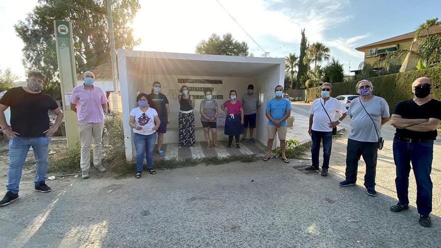 Nicolás Sguiglia, Zorrilla y Paqui Macías, a la izquierda, junto a los vecinos de la zona.