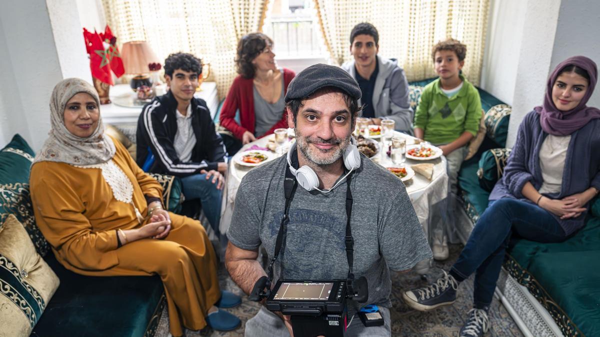 El director Àlex Lora, en primer plan, en el rodaje de 'L'escletxa', en Cornellà, este viernes