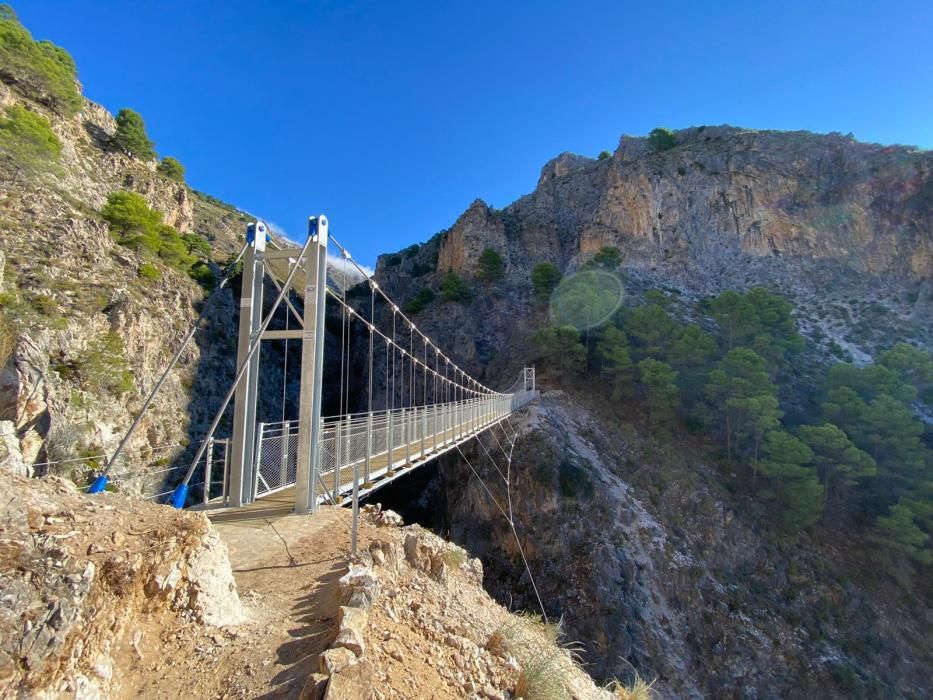 Inauguran el puente colgante de El Saltillo, en la Axarquía
