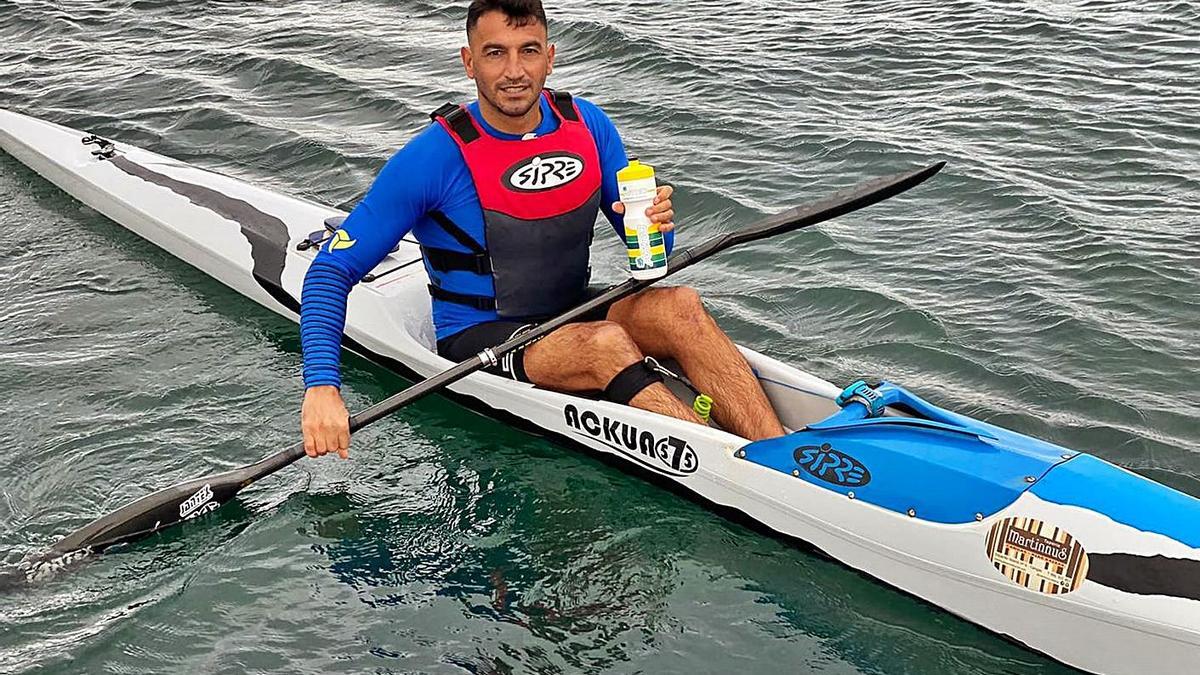 Carlos Pérez Rial “Perucho” tras finalizar la prueba en aguas de O Grove. |  // F.G.P.