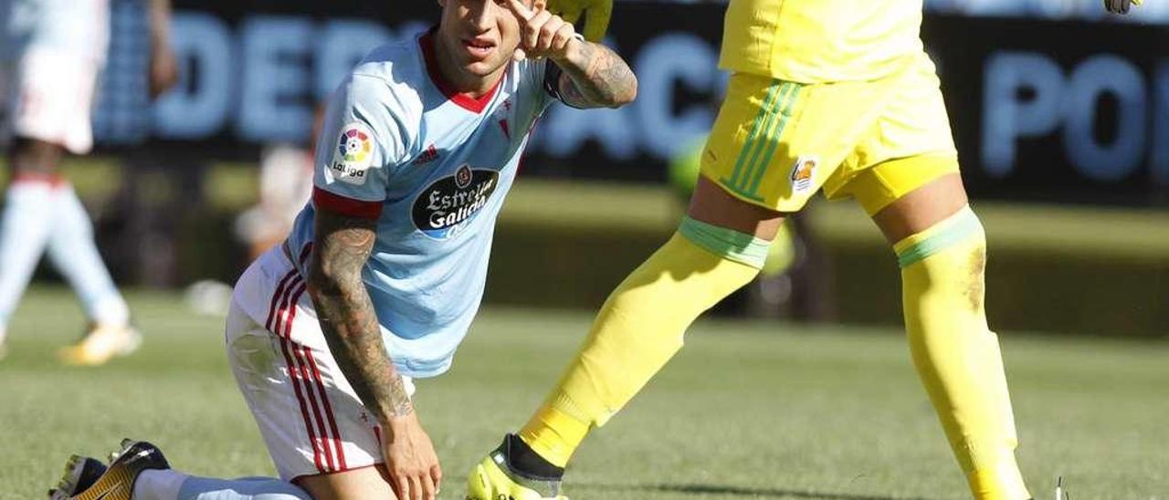 Hugo Mallo, de rodillas, durante una jugada en el partido de ayer en Balaídos frente a la Real Sociedad. // José :Lores