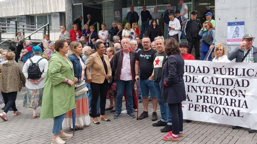 La concentración de ayer ante la puerta del hospital de Riaño, con la presencia de dirigentes de la Plataforma por la Sanidad Pública del Nalón y de representantes del PP.