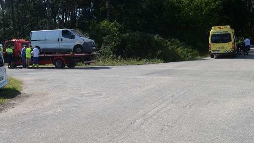 Una ambulancia atiende a la herida, a la derecha de la imagen. // N.P.