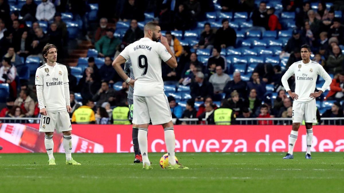 Los jugadores del Madrid se lamentan durante la última derrota.