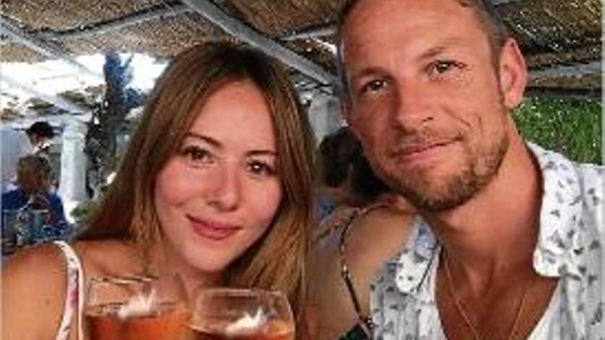 Jessica Michibata i Jenson Button es trobaven de vacances a França.