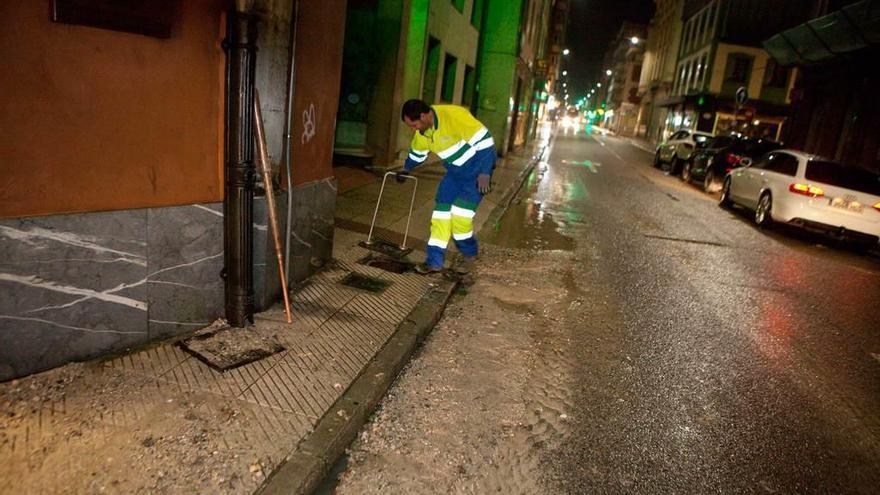 La traída de agua vuelve a reventar en la calle Constitución de Sama