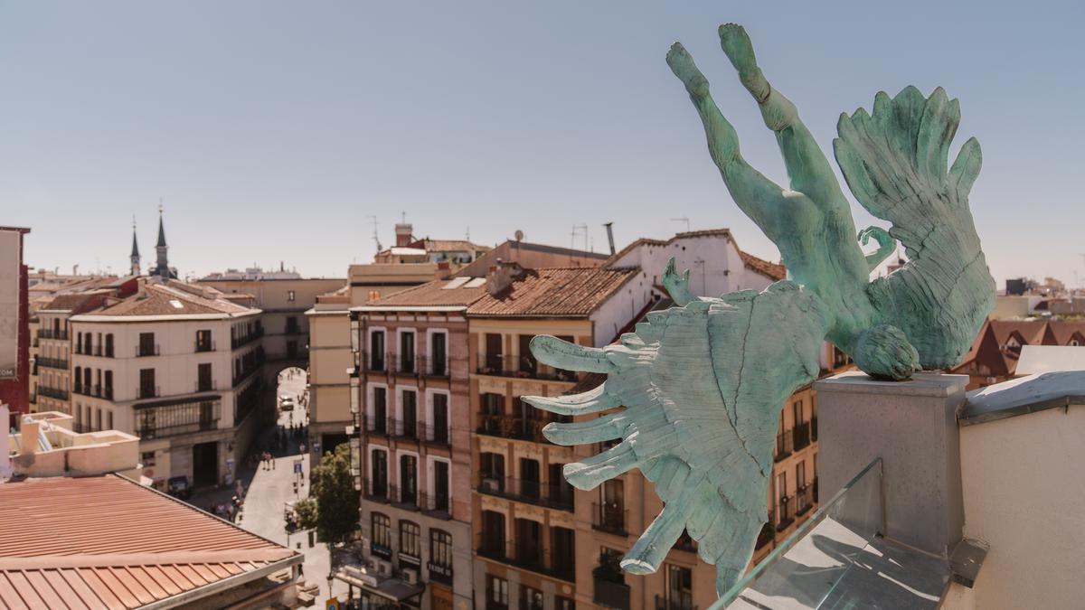 El 'Accidente Aéreo' de Miguel Ángel Ruiz Beato, estampado contra un edificio frente a la Plaza Mayor.