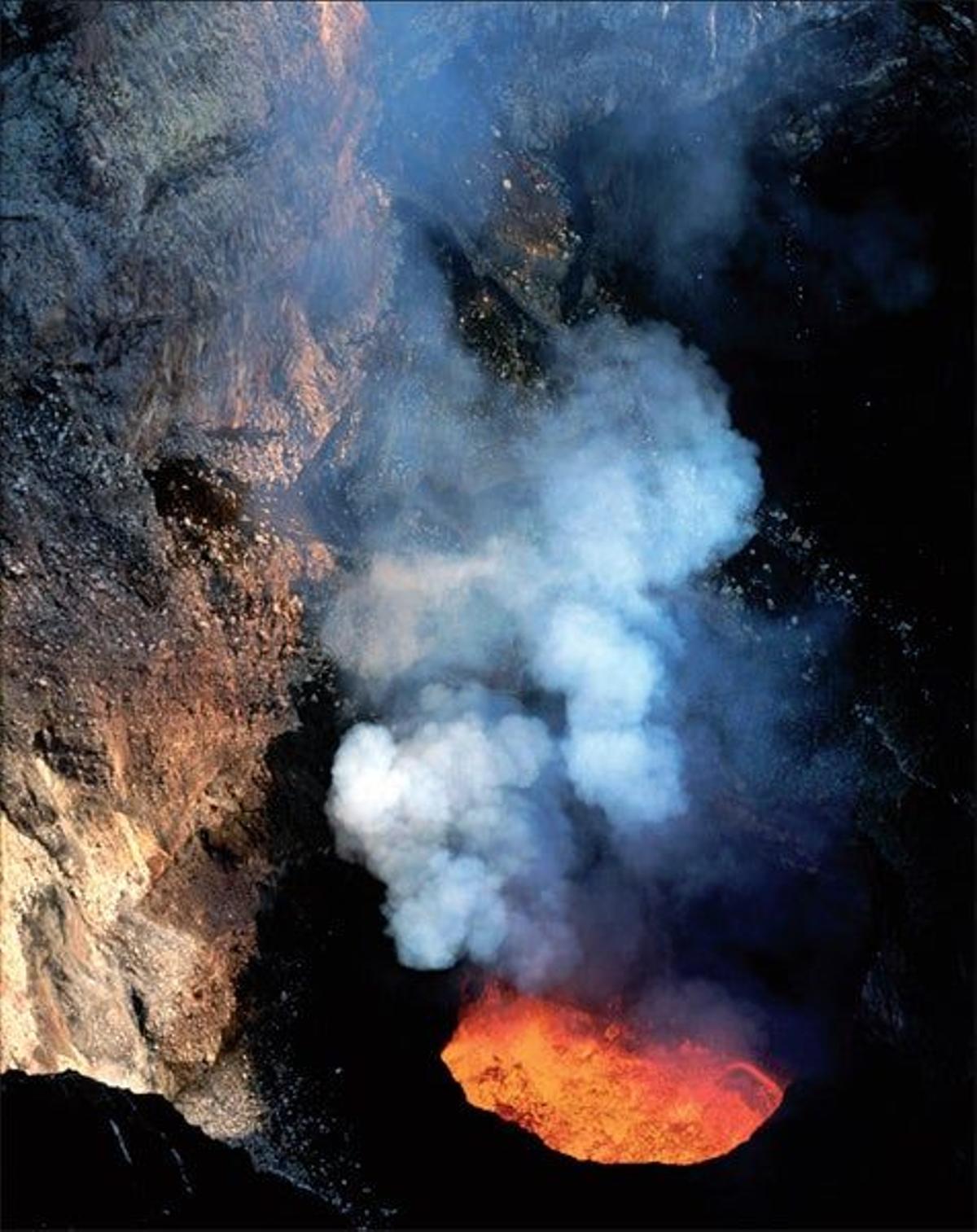 En Tanna, al sur del país, siguen activos un buen número de volcanes, como el Yasur. Vista aérea