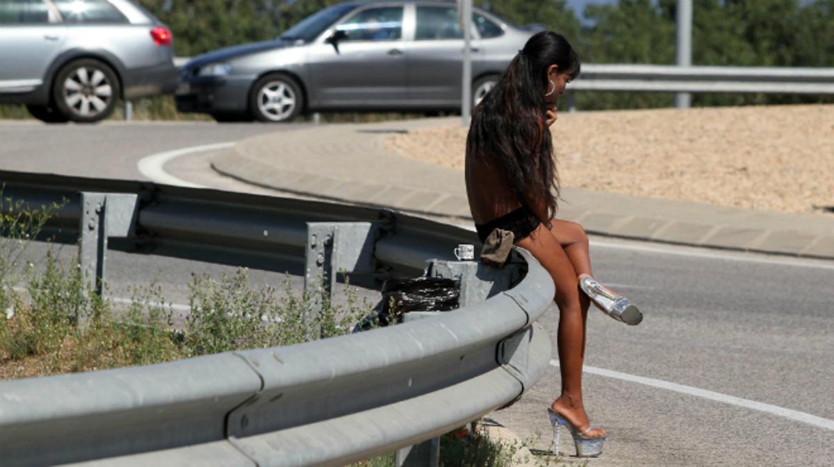 Segons Ángel Laborda, economista de la Fundació de les Caixes d’Estalvis, estima que la prostitució, el narcotràfic i el contraban generen uns 20.000 milions d’euros a l’any.