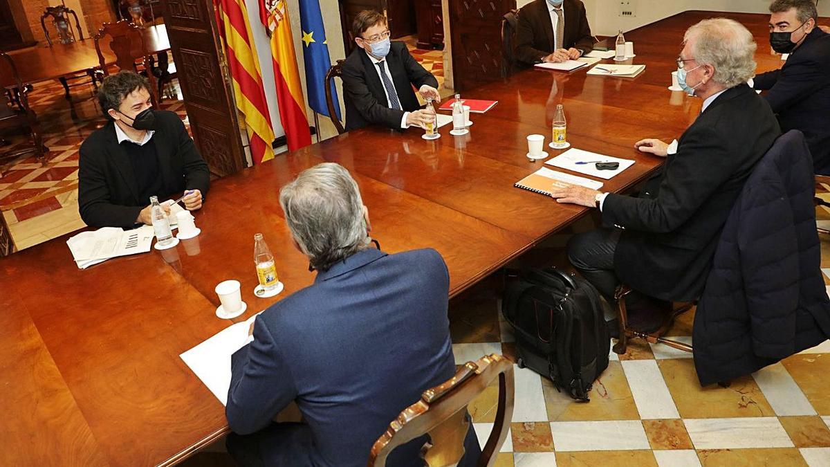 El presidente Puig, acompañado de Colomer y Campos, escucha, ayer, a Zoreda (Exceltur).