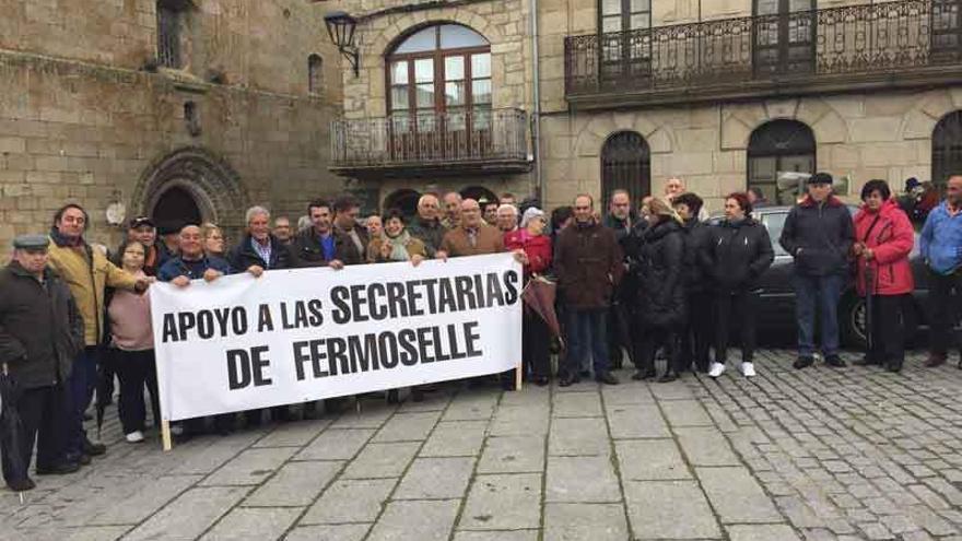 Vecinos concentrados ayer en la Plaza Mayor de Fermoselle en favor de las secretarias.