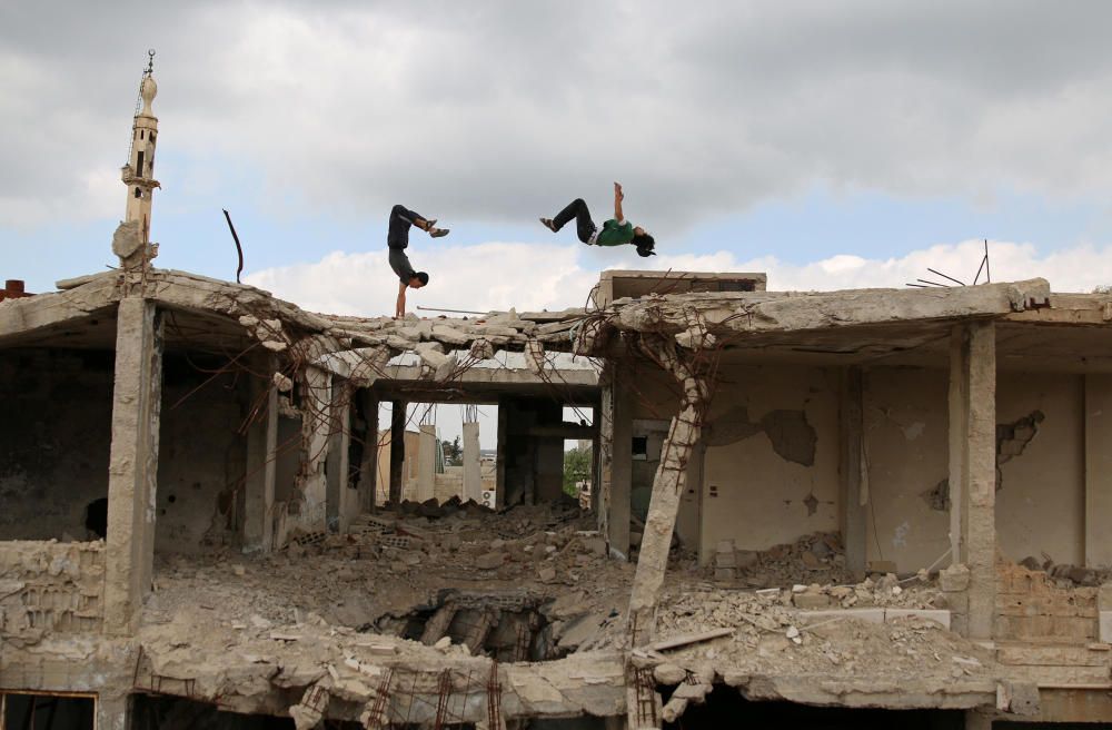 Ibrahim al-Kadiri y Muhannad al-Kadiri practican parkour entre las ruinas de la ciudad rebelde de Inkhil, en Siria.