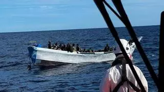 Salvamento rescata a 14 magrebíes de una patera localizada al sur de Gran Canaria