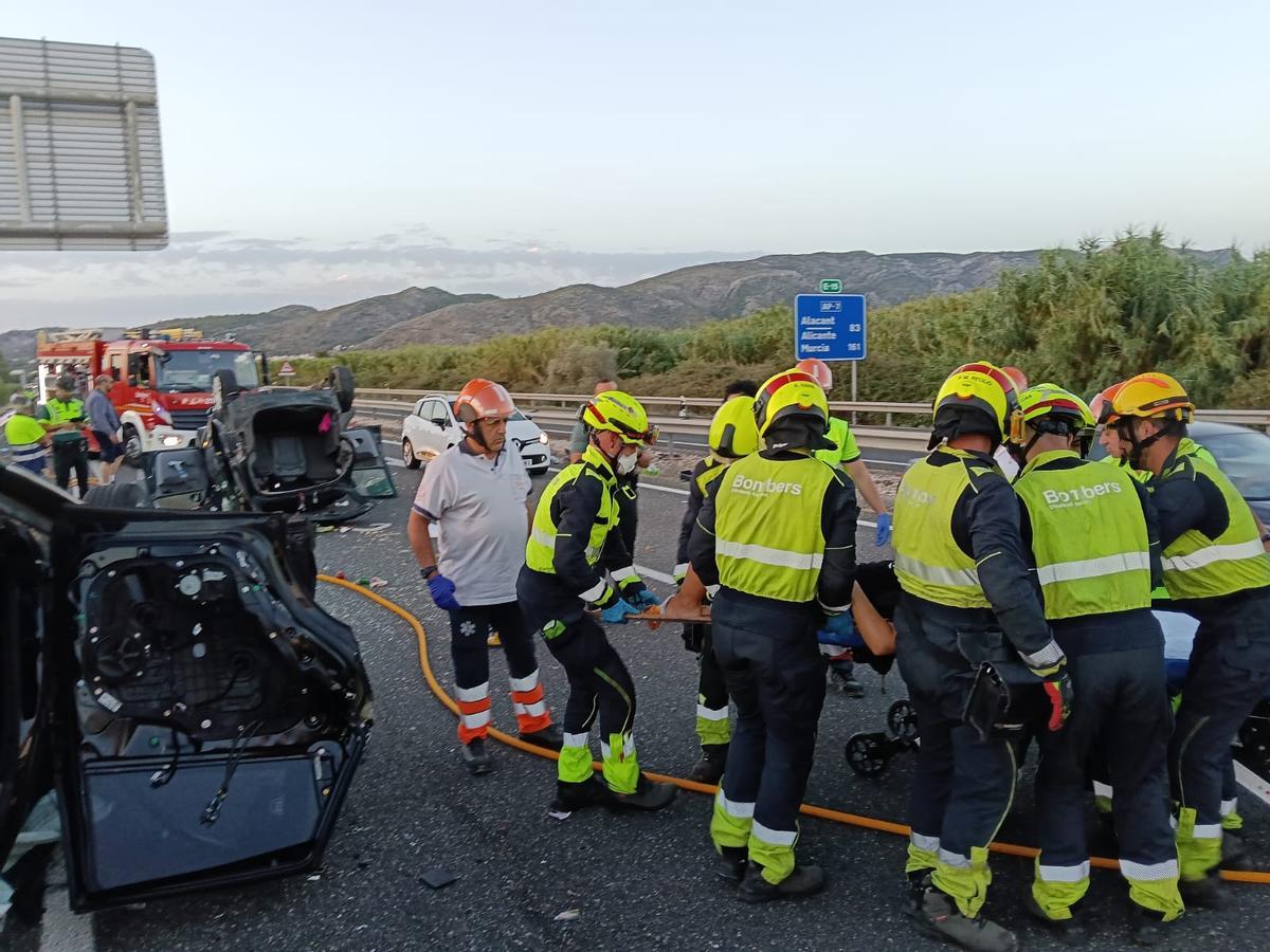 Las imágenes del accidente en la AP-7 en Ondara con dos heridos graves: un padre y su hija, de 21 años