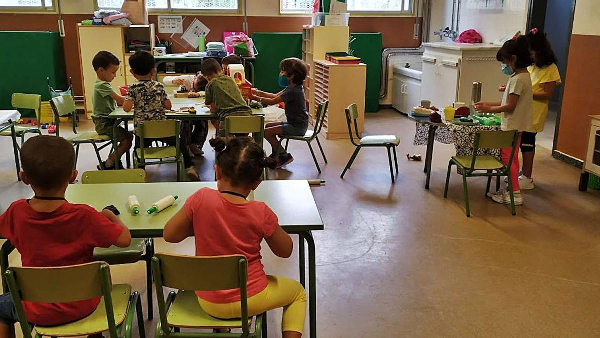 Una imatge de nens i nenes en una aula de l’escola La Font de Manresa